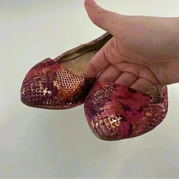 Kenneth Cole Reaction flats size 8 point toe multicolored leather metallic - Picture 8 of 12
